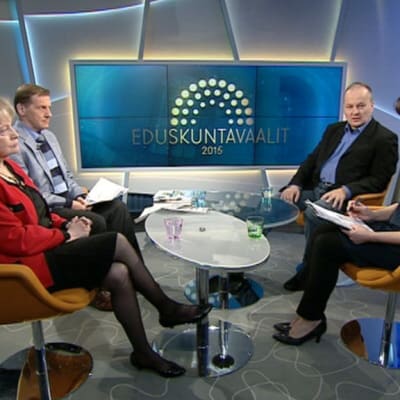 Representanter för Köyhien asialla, Självständighetspartiet och Finlands arbetarparti debatterar i Aamu-tv.