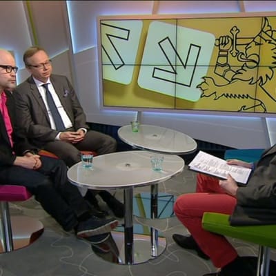 Nordeas forskningschef Aki Kangasharju och OP Gruppens chefsekonom Reijo Heiskanen i Yles morgon-tv 15.5.2015.