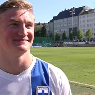 Richard Jensen representerar Finland i fotboll.
