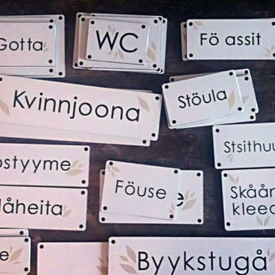 Skyltar på dialekt vid KH Renlunds museum i Karleby.
