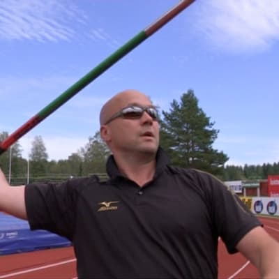 Valmentaja Petteri Piironen heittää keihästä