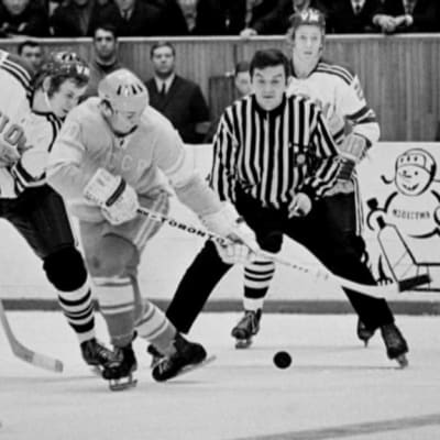 Suomalaiset pelaamassa jääkiekkoa Neuvostoliiton joukkuetta vastaan