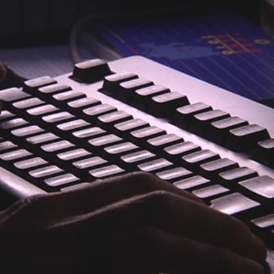 En person använder en dators tangentbord.