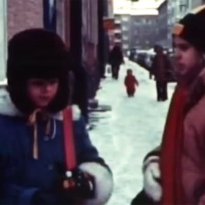 Två flickor i ett vintrigt Helsingfors, 1978