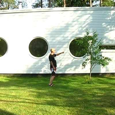 Arkitekten Marco Casagrande förevisar sitt hus Apelle i Karis.