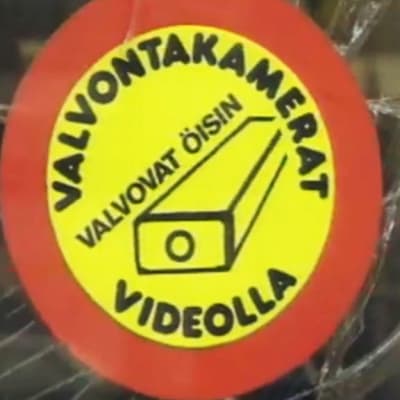 Rikottu näyteikkuna Oulun keskustassa nuorisomellakan jäljiltä, ikkunassa ilmoitus kameravalvonnasta.