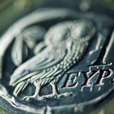 Ett grekiskt euromynt med bild av en uggla.