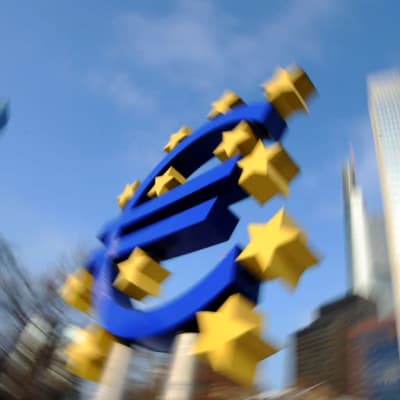 Euro-veistos Euroopan keskuspankin edessä