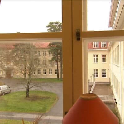 På den psykiatriska enheten vid Roparnäs i Vasa har man under året stängt ett par avdelningar.