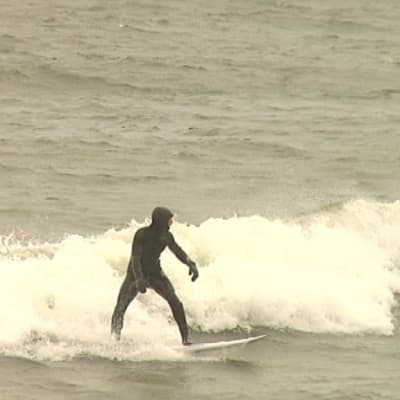 En surfare i stormen i Hangö