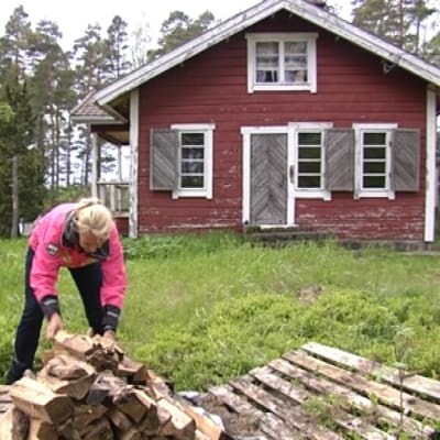 Angelica hämtar ved