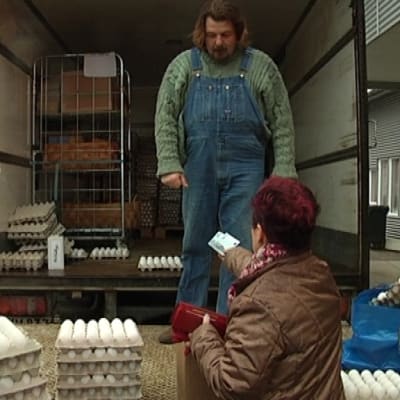 Flera handlar ägg från skåpbilens lastbrygga