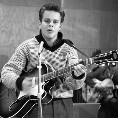 Rock-Jerry alias Kaj Järnström esiintyy 19.11.1959 Music Music Music -ohjelmassa, jossa hänet valittiin Suomen rock-kuninkaaksi.