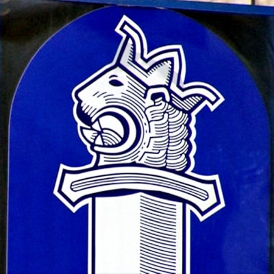 Polisens logo på en vägg.