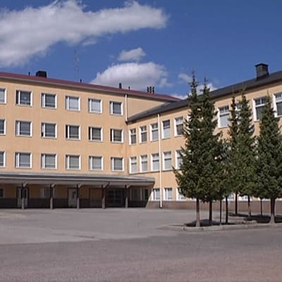Viialan keskustan koulu, kuva vuodelta 2013.