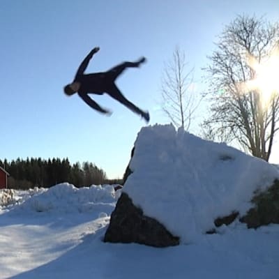 Erik Pitkänen hoppar från en hög sten