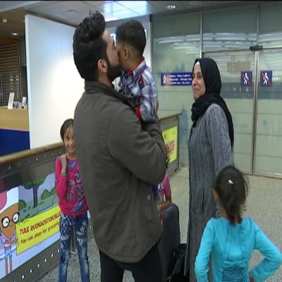 Syriska Mohammed al Khallouf träffade efter en lång tids väntan sin familj på Helsingfors-Vanda flygplats den 5 maj 2017.