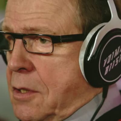 Entinen uutisankkuri esittelee voimabiisinsä.