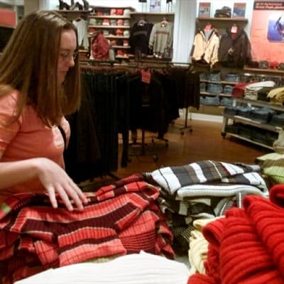 Nainen katselee vaatteita kaupassa