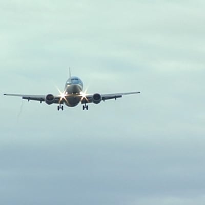 Flygplan närmar sig.
