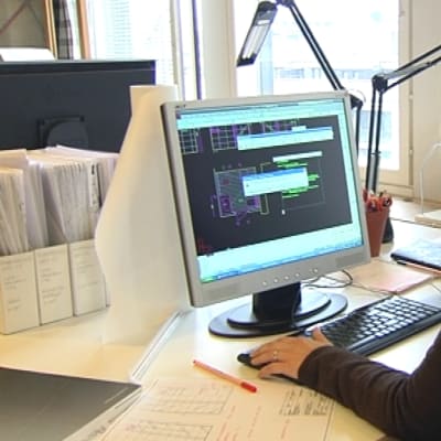 Arkitekt designar vid dator