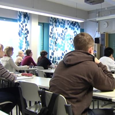 lärare undervisar i klassrum