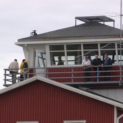 Besökare i tornet på Valsörarnas sjöbevakningsstation