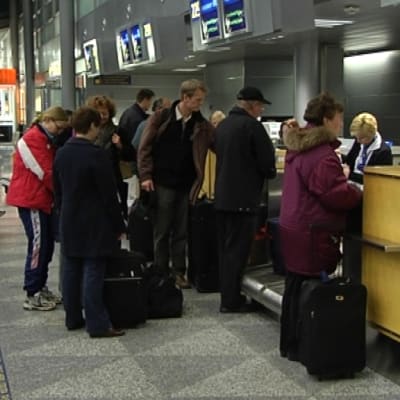 Passagerare i kö vid Helsingfors-Vanda flygplats