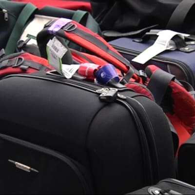 Kappsäckar på flygfältet