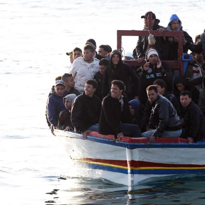 Flyktingar anländer till ön Lampedusa