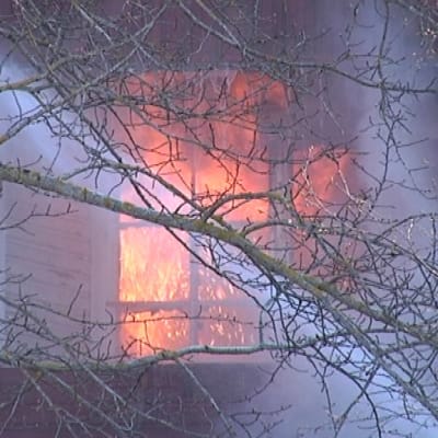 Ett våningshus i trä brann i Lojo i förmiddag