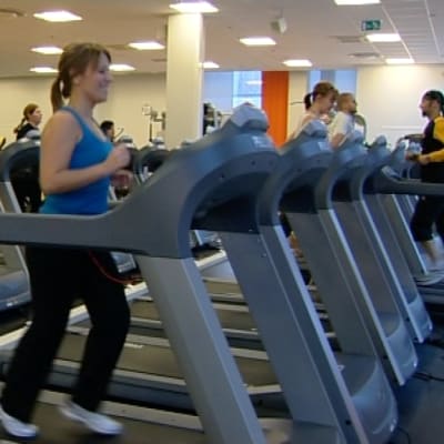 Running är en motionsform där man i grupp springer på löpmattor.