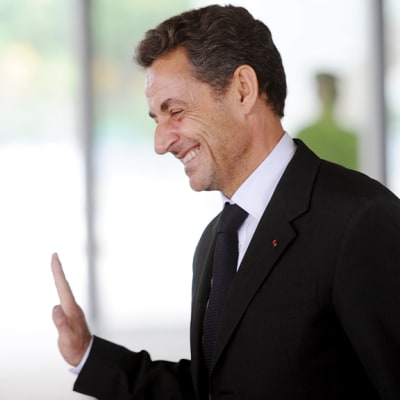 Sarkozy har blivit ombedd att medla för att rädda sitt parti