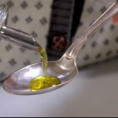 Häll upp en matsked olivolja