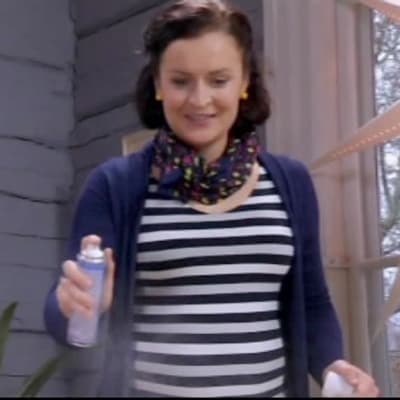 Anne sprayar snö på kottar