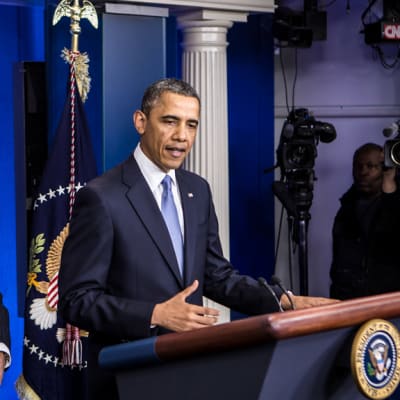 Obama och Biden vid presskonferens om budgetuppgörelsen.