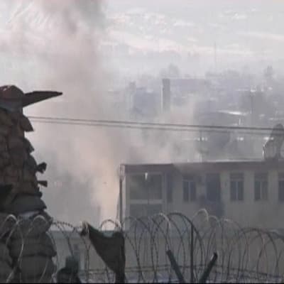 Talibaner anfaller en polisstation i Kabul