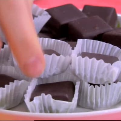 Fyll asken med choklad.