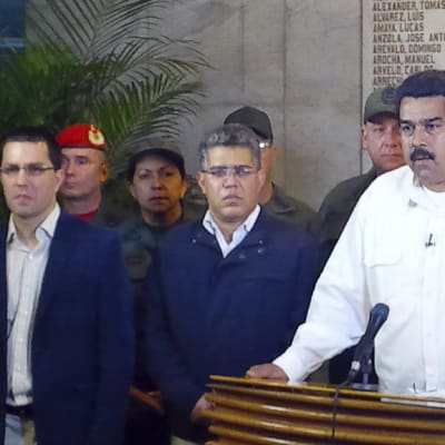 Venezuelas vicepresident Nicolas Maduro tillkännager Hugo Chávez död 05.03.2013