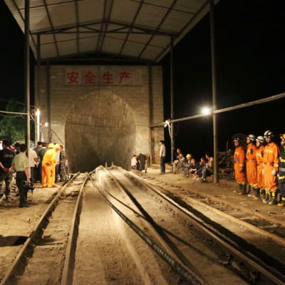 Räddningsarbetare vid ingången till gruvan Taozigou 11.05.2013.