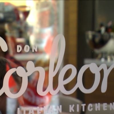 Ravintola Don Corleonen logo ikkunassa