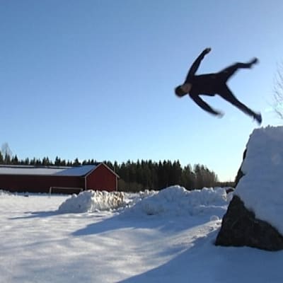 Erik Pitkänen hoppar från en hög sten