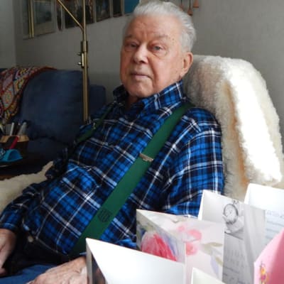 Kotkalainen Nestori Miikkulainen täytti torstaina 80 vuotta. Kannattaa huomioida KTP-fanin tyylikkäät henkselit