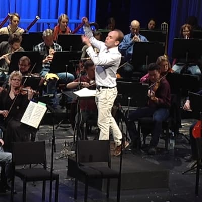 Kapellimestari Ville Matvejeff johtaa Jyväskylä Sinfoniaa.
