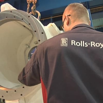 Mies tekee töitä Rolls-Roycen tehtaalla Raumalla.