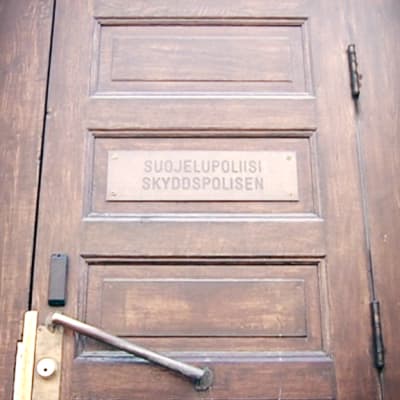 Suojelupoliisin ovi Helsingissä.