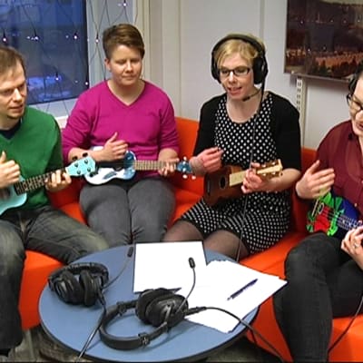 Musiikinopettaja Outi Koivuniemi opettaa Yle Tampereen toimittajille ukulelen soittamista.