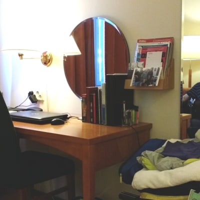 Ilkka Siukosaari istuu hotellihuoneessaan.
