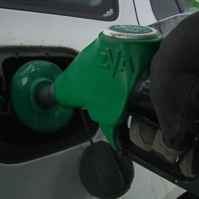 Autoa tankataan.