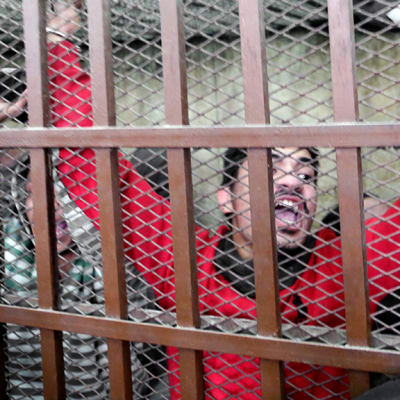 Kylpyläiskussa pidätetty mies iloitsee vapautuspäätöstä oikeussalissa Egyptissä.